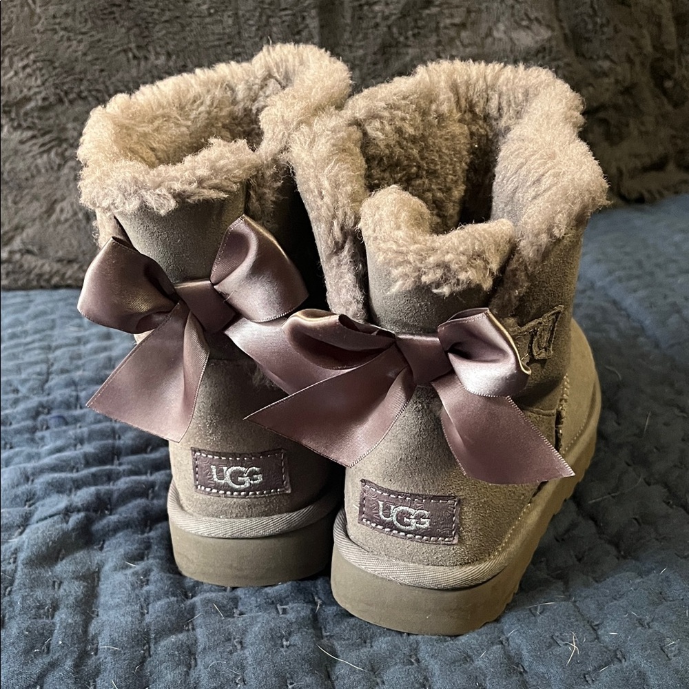 UGG Mini Bow Boots in Grey